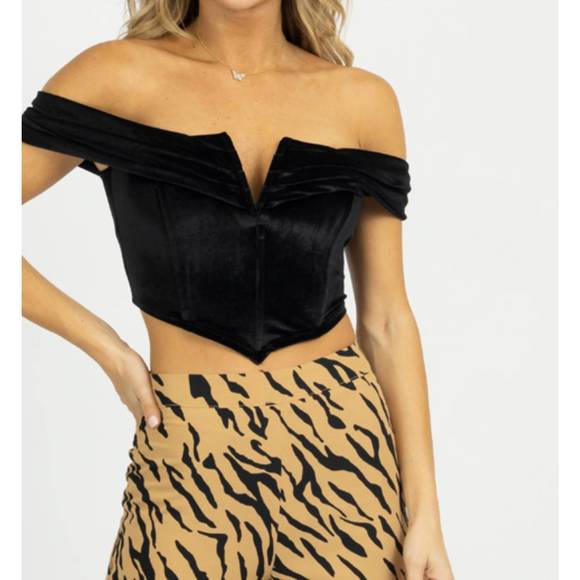 NEW BLUE BLUSH v-wire off shoulder crop in black velvet - Picture 4 of 6